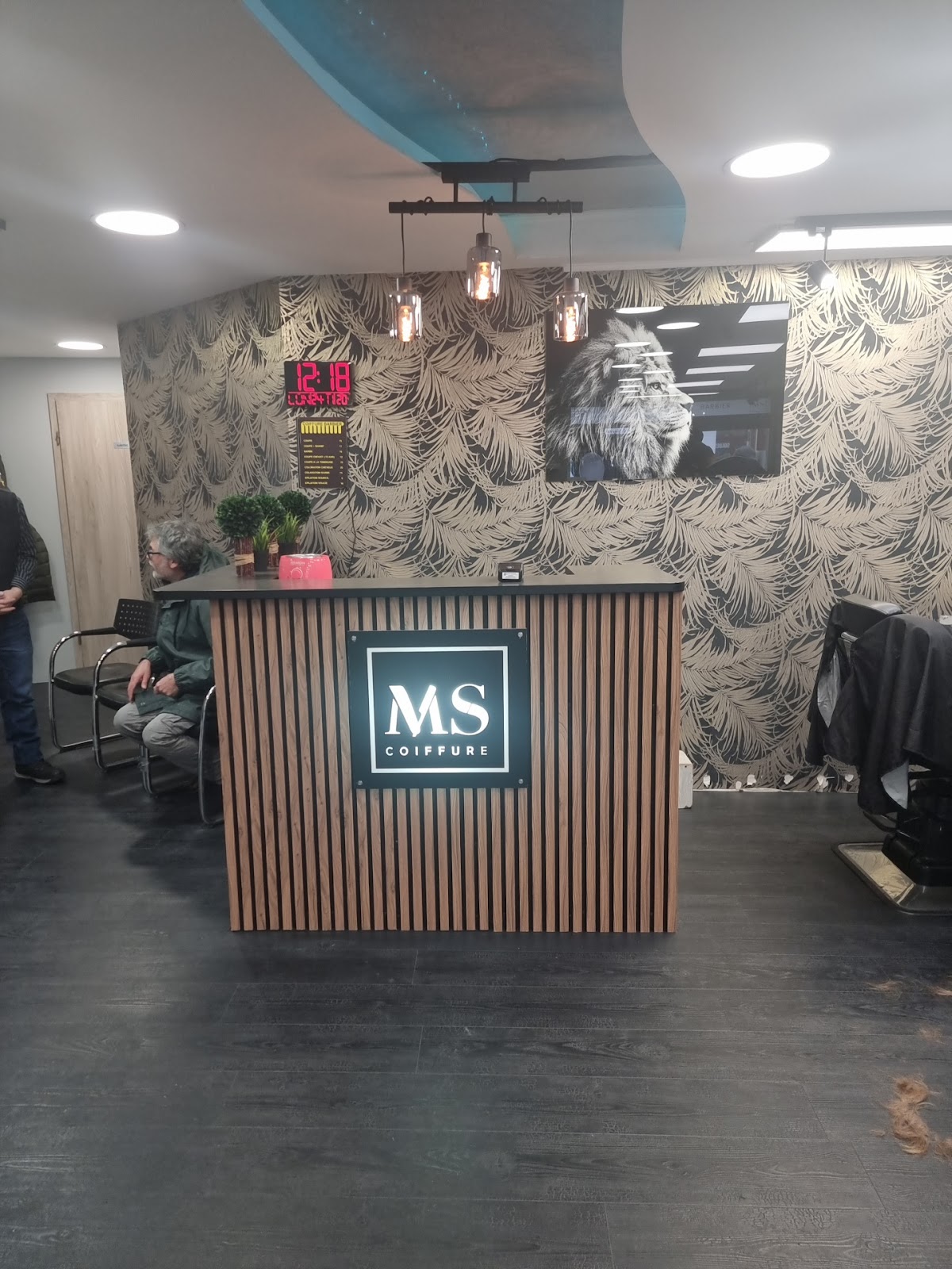 M&S Salon De Coiffure Barbier — Avant